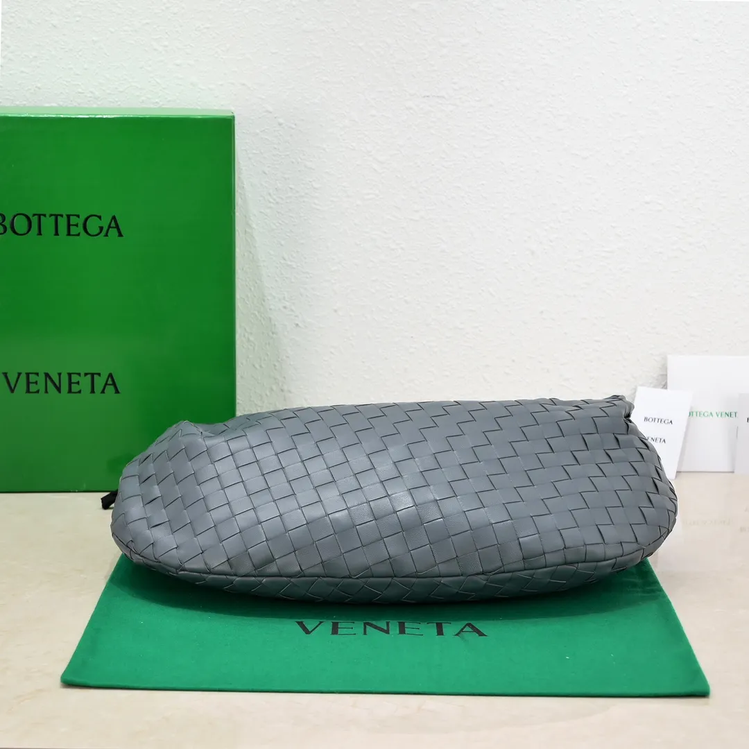 Batch 1860 Early spring new products#, cool style, retro style, full of vitality, free and easy, distinctive personality brings multi-layered charm to daily wardrobe~ 🔝The soft and flowing fabric conveys a soft touch# A relaxed and comfortable feeling is newly interpreted in the silhouette· Croissant woven sheepskin Size: Width 40 Height 48 Thick 16 [6698#]